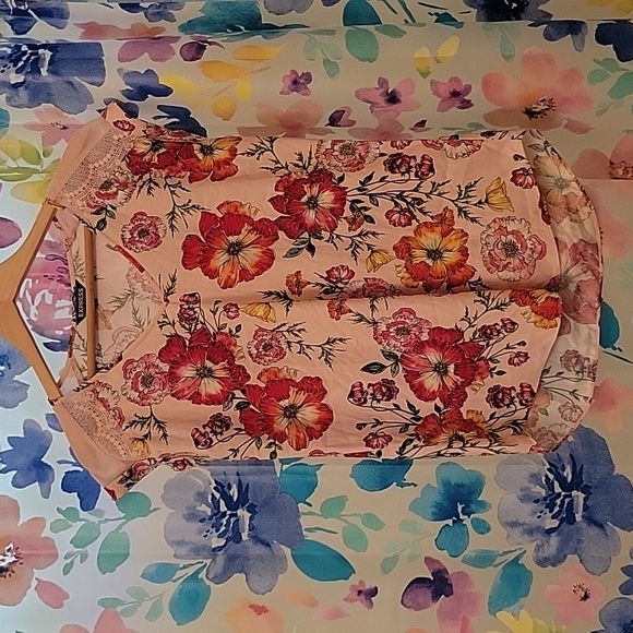 Express Tops - Small Express patterned blouse